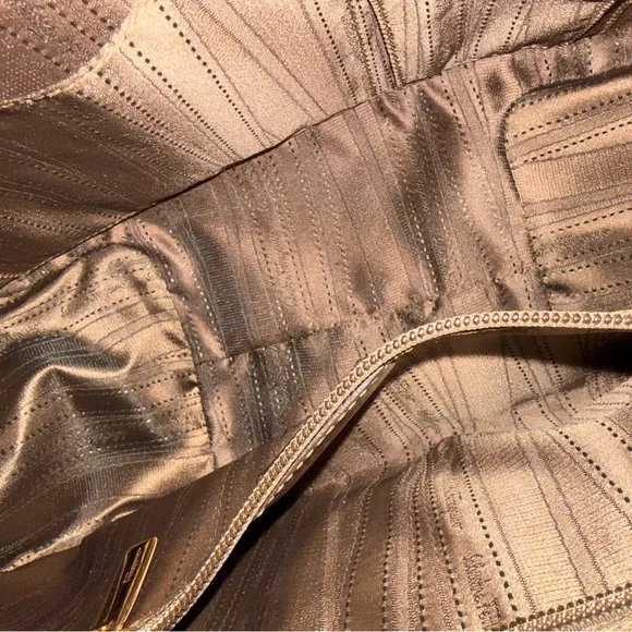 Gorgeous Salvatore Ferragamo Erin Two-Tone Convertible bag in Leather & Suede - Picture 9 of 13